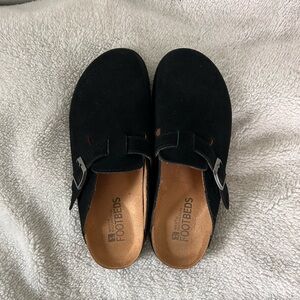 Suede clogs
